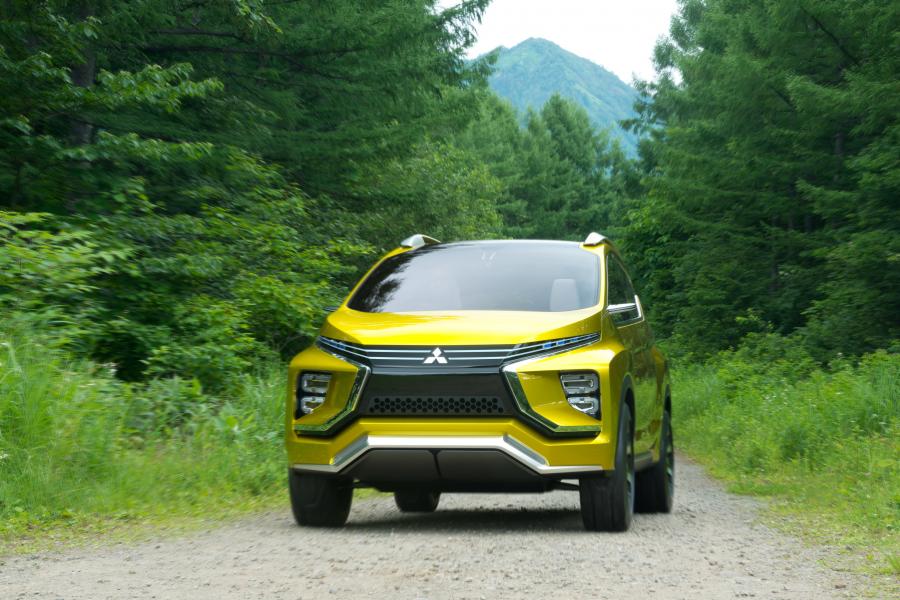  Mitsubishi XM Concept 2016 года  (фото 14 из 22)